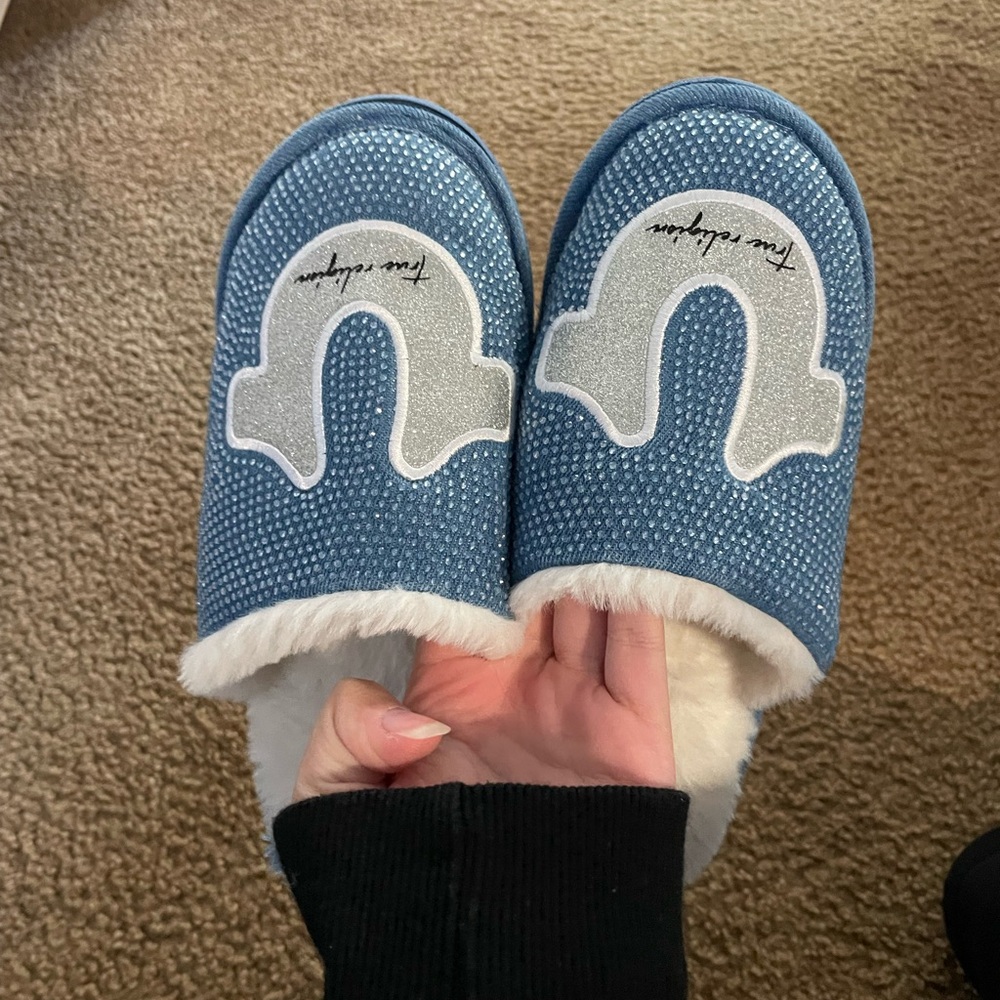 •True Religion Rhinestone Slippers• - Picture 4 of 9